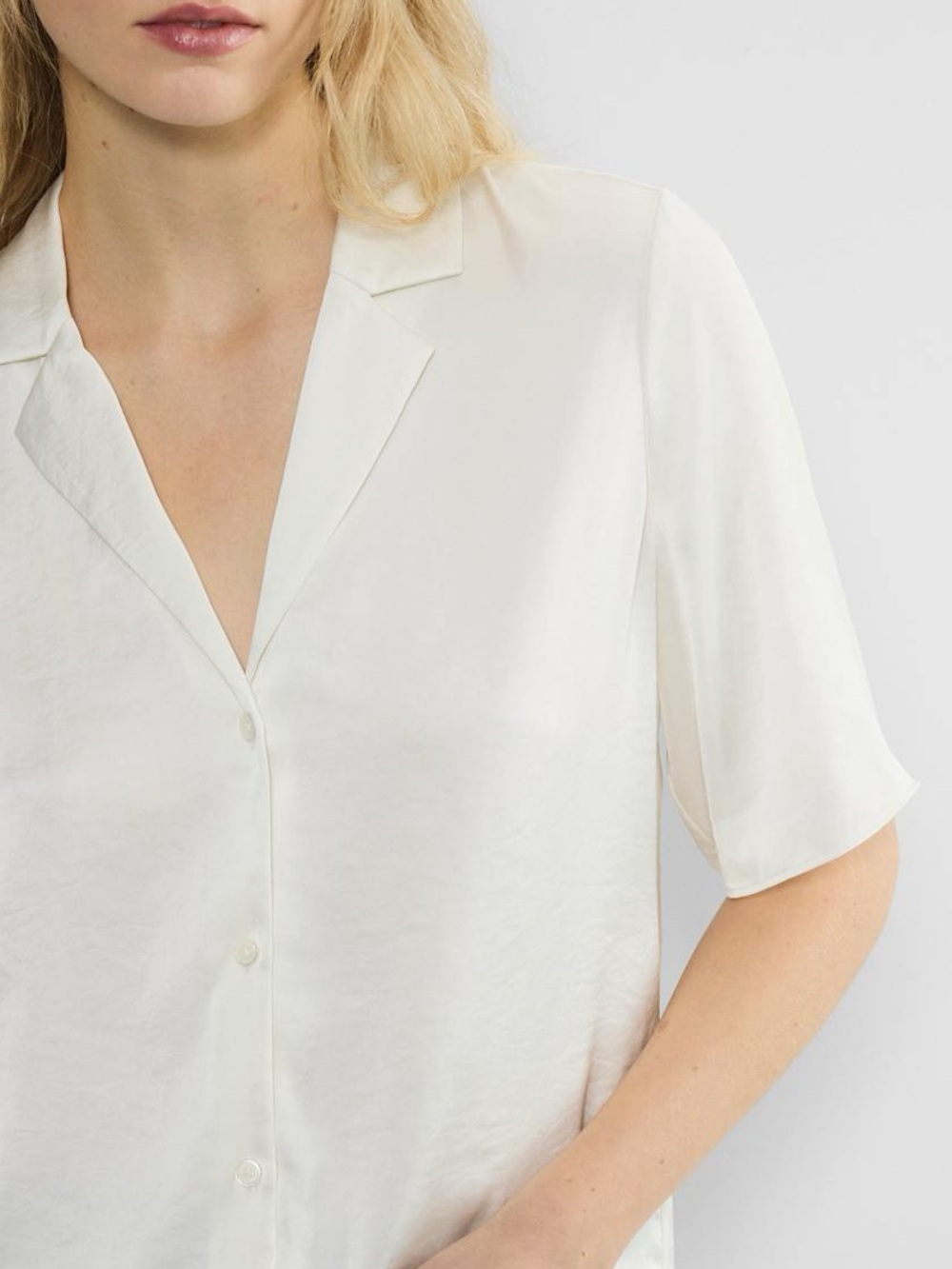 Aritzia Wilfred Beso Satin Shirt
Shortsleeve Japanese Button-up Blouse - Size L - Picture 2 of 10